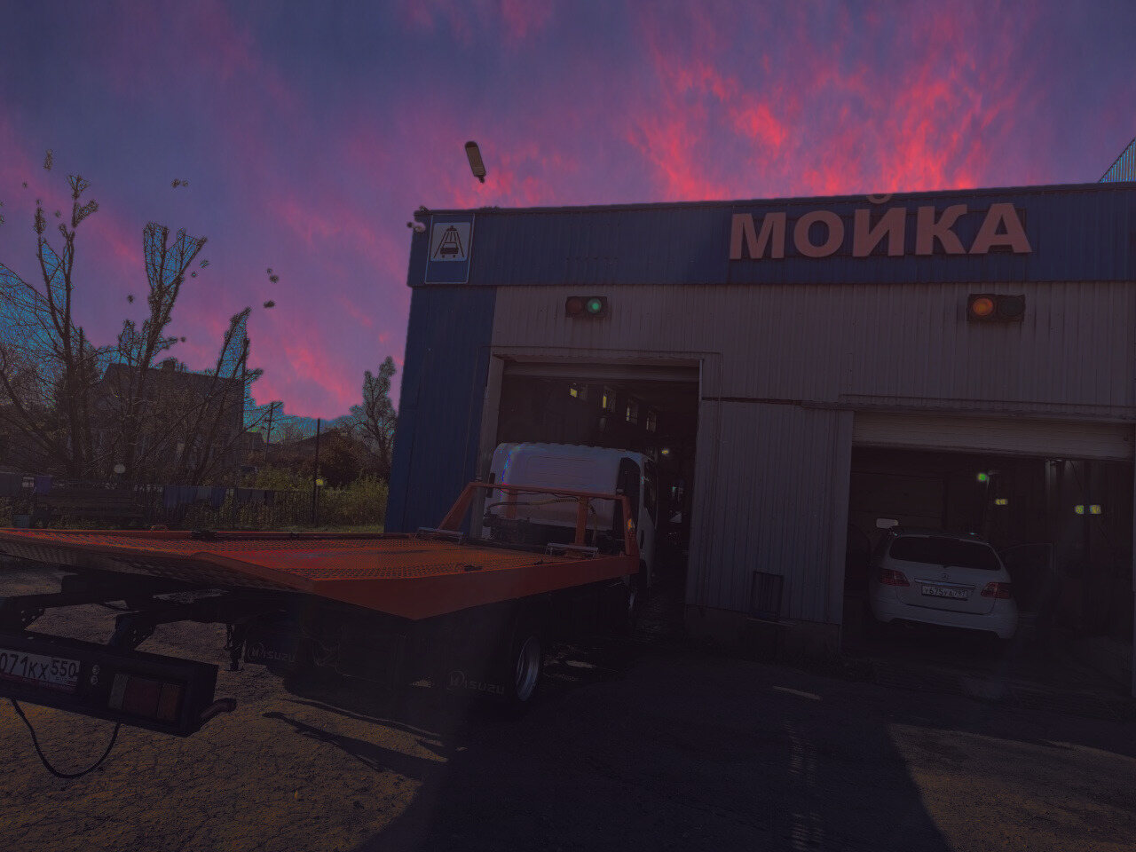Эвакуатор у бокса мойки «Комфорт-Авто»